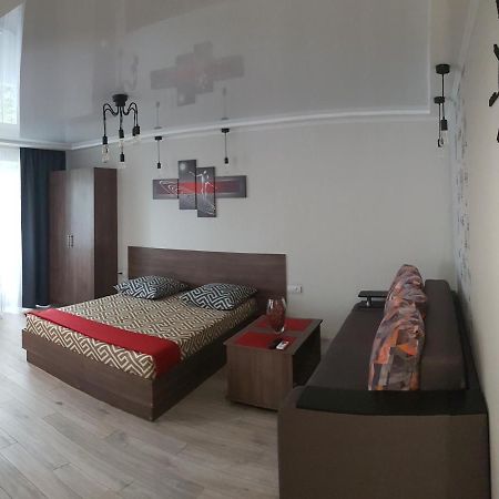 Loft Studio Apartment On Teslenkа Street ครือวอยร็อก ภายนอก รูปภาพ