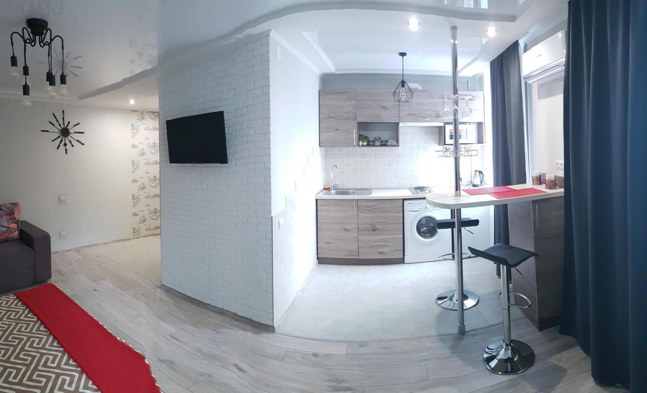 Loft Studio Apartment On Teslenkа Street ครือวอยร็อก ภายนอก รูปภาพ